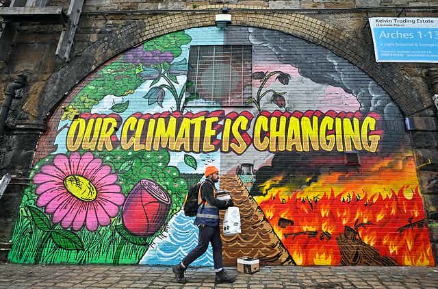 Een muurschildering die de schade van klimaatverandering laat zien.