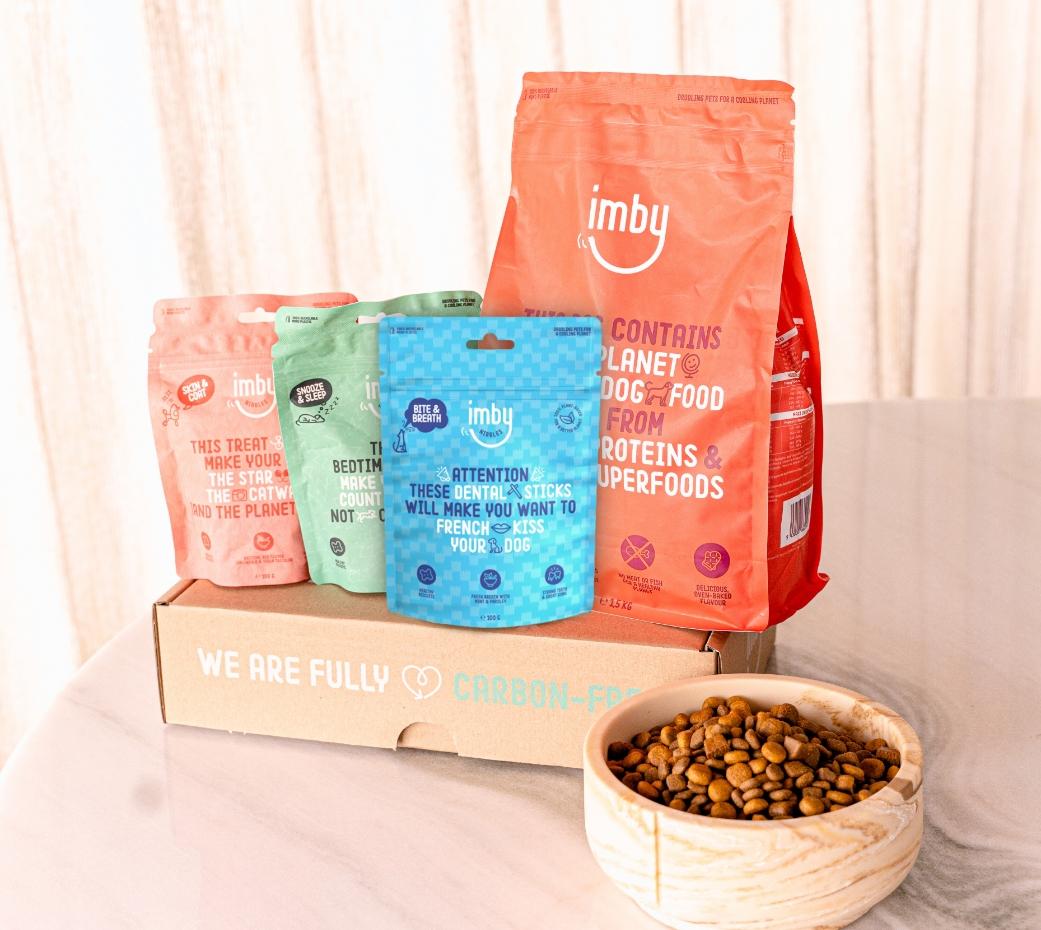 Een bundel van Imby Pet Food met insecten hondenvoer