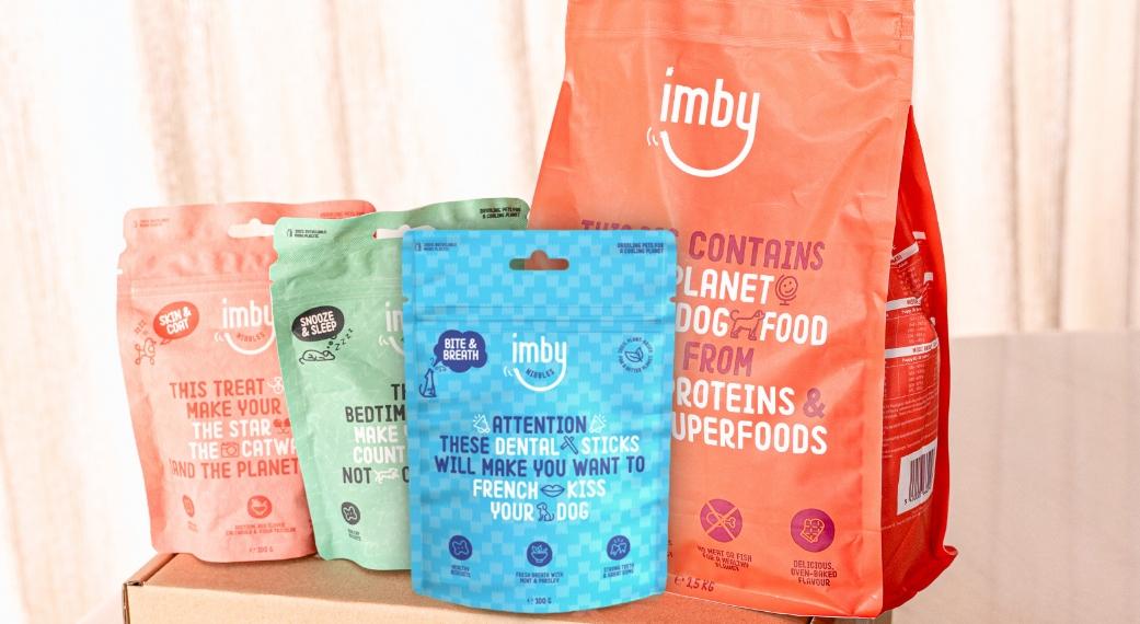 Een bundel van Imby Pet Food met insecten hondenvoer