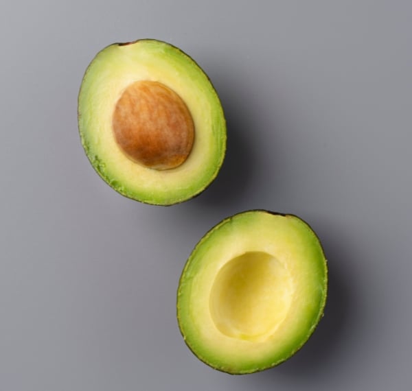 Mogen honden avocado eten? Risico’s, voordelen & tips