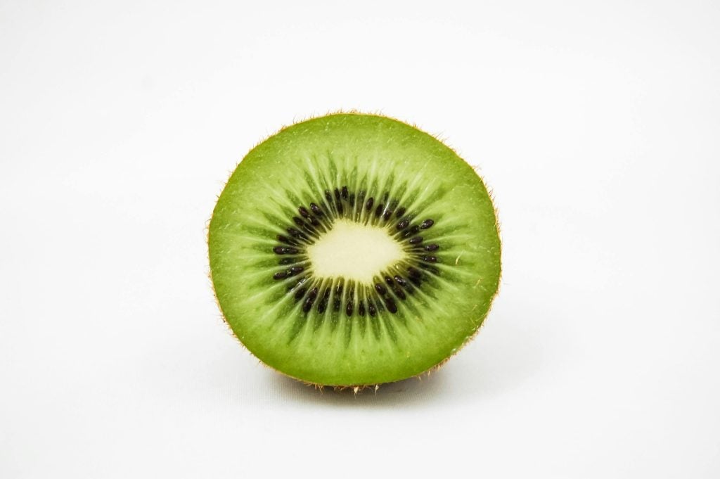 Mag een hond kiwi eten? Alles wat je moet weten